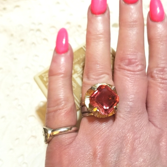 Pretty in Pink! Vintage 1970s Large Pink Glass Gold plated Ring - Picture 3 of 8